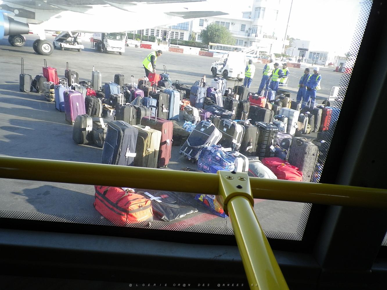 2112 nos valises au pied de l'avion pour marignane.JPG